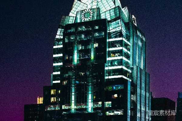 一座有许多窗户的高大建筑