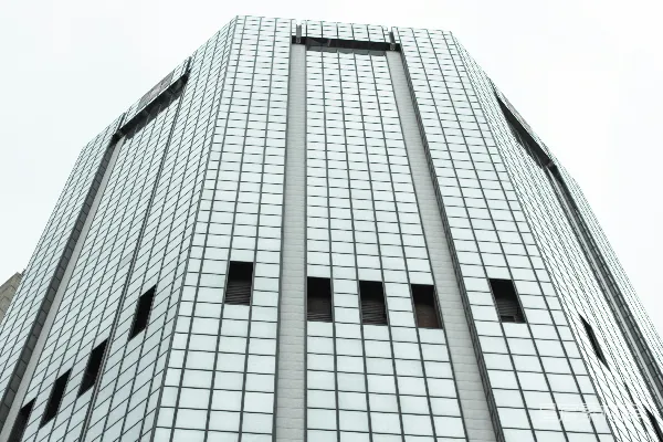 低角度拍摄的灰色混凝土建筑