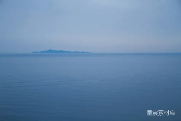 远处有一小岛的大片水域
