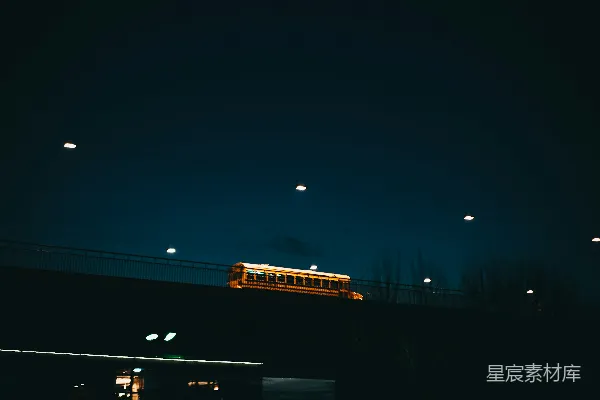 高清摄影 一列火车在夜晚的桥上行驶