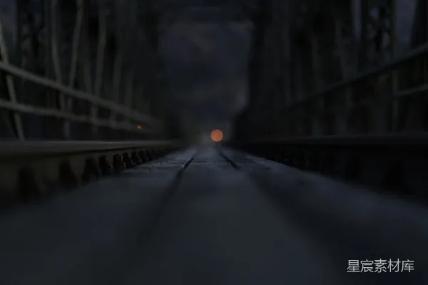 高清摄影 走廊尽头的满月