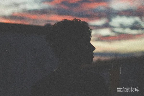 高清摄影 夕阳下男子的剪影