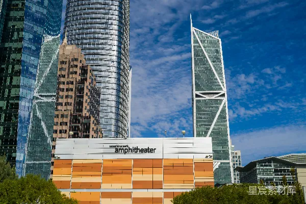 一大建筑，在背景中有很多高耸的建筑物。