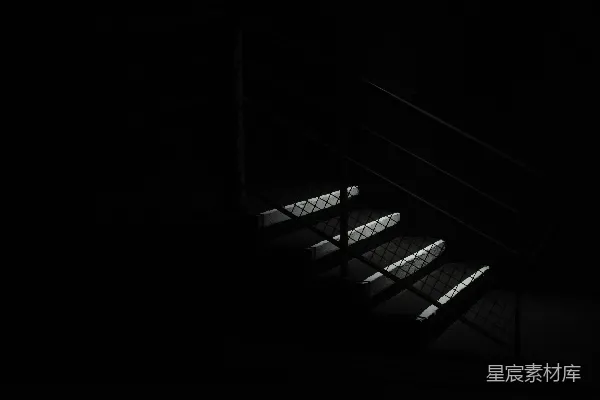 高清摄影 低光环境下拍摄的黑白楼梯照片