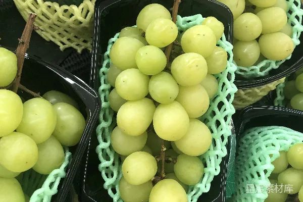 绿色苹果装在黑色塑料篮中
