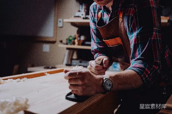 高清摄影 一个男人正在加工一块木头。