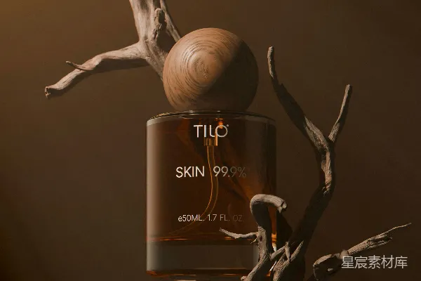 高清摄影 一瓶tic skin 99的洗面奶挂在树枝上。