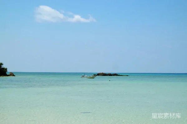 远处有一座小岛的水域