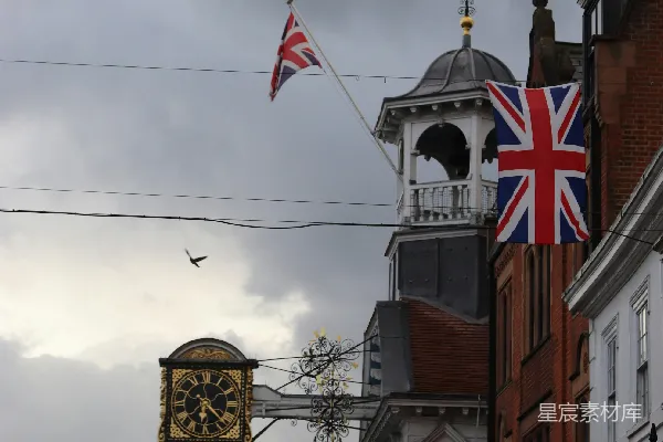 英国城镇广场上的时钟配 Union Jack 国旗。