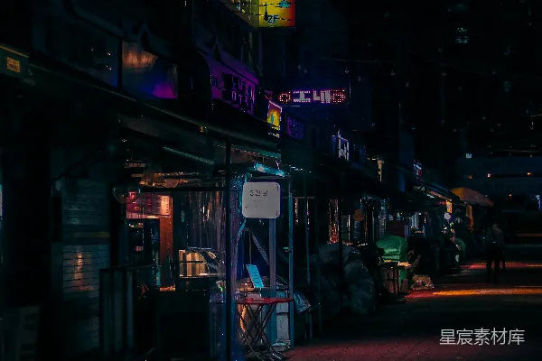 夜晚城市昏暗的街道上霓虹灯闪烁
