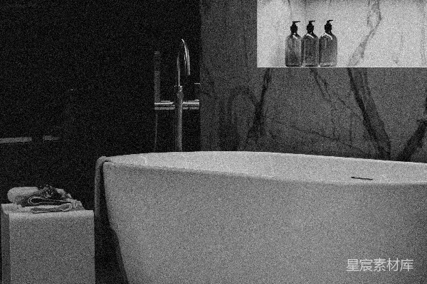 现代浴室配有独立浴 tub 和大理石装饰。