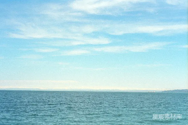 一艘船漂浮在一大片水域上