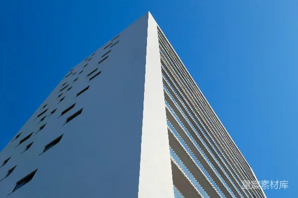 远处有一座高大的白色建筑，天空是蓝色的。