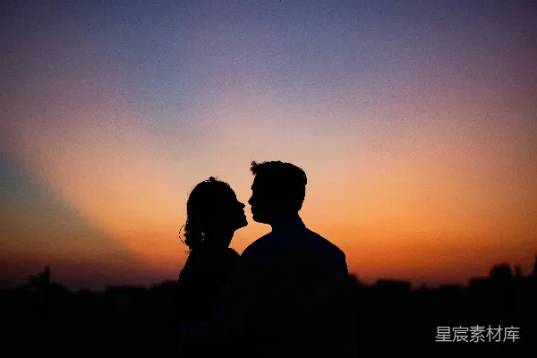 夕阳下人的 silhouette 和女人的 kiss 姿态