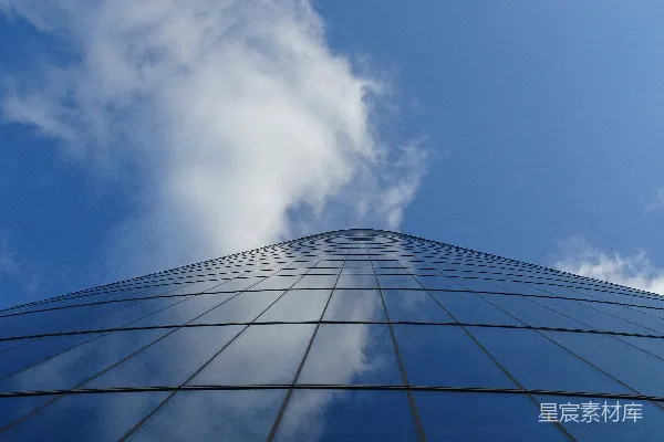 一座高耸入云的建筑物背景是蓝天。
