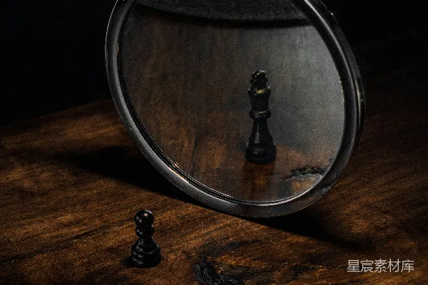 高清摄影 一张黑白棋盘的照片和一张黑白国际象棋棋盘。