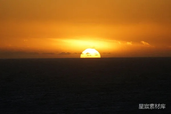 夕阳下船上的 silhouette 人的轮廓