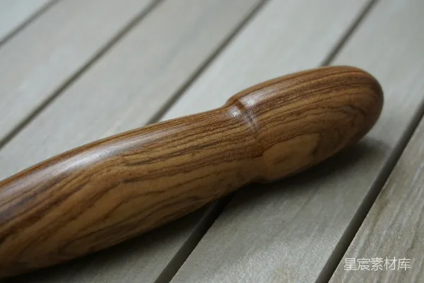 高清摄影 棕色木制把手放在白色木制桌子上