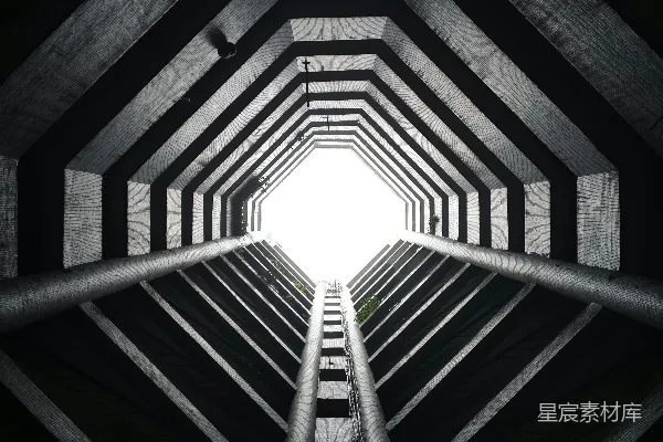 尽头有一道亮光的黑暗隧道