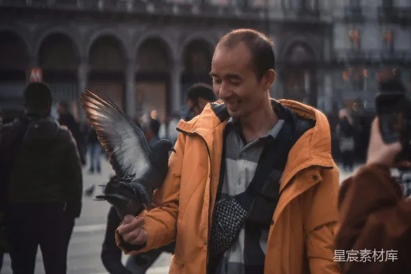 穿着棕色外套的男人在白天站在街上