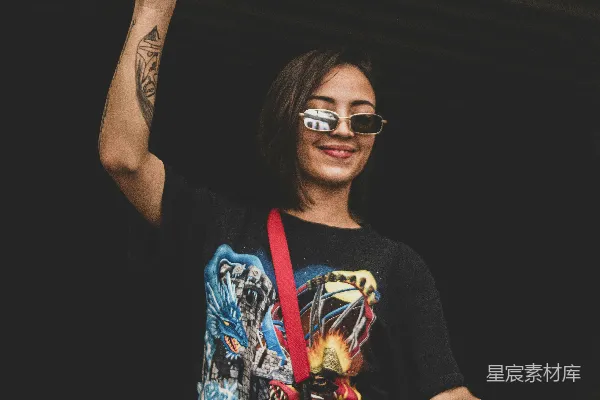 一个穿黑色上衣的女人和一个红色手袋的女子