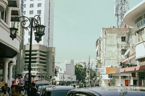 一条拥挤的街道，充满了车辆和高大的建筑物。