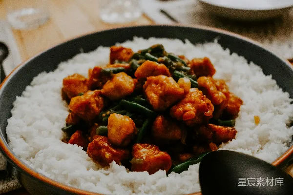 一碗盛满米饭和肉类的桌子上