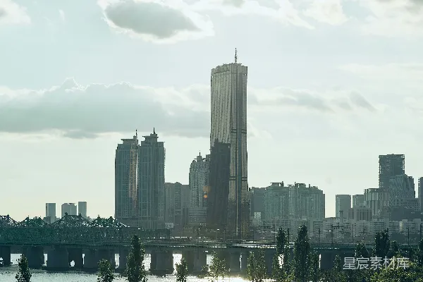 一座城市的 skyline 隐藏着一条河流