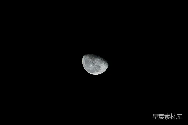 满月在暗夜的天空中