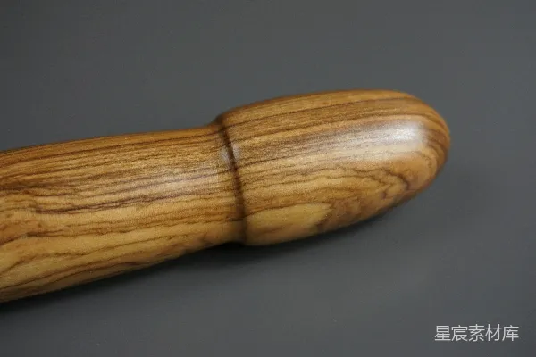 高清摄影 黑表面上的棕色木制擀面杖