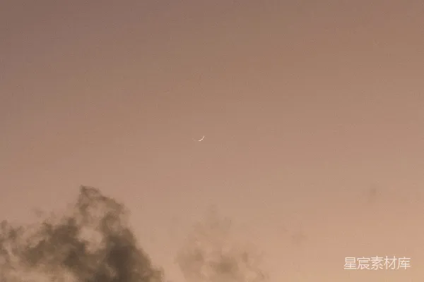 夜空中的 crescent 月亮，柔和而淡雅。