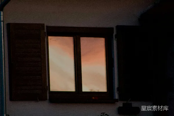 窗反射着多彩的夕阳天空。