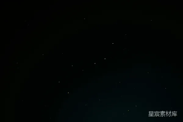 满天星辰中点缀着几颗暗星