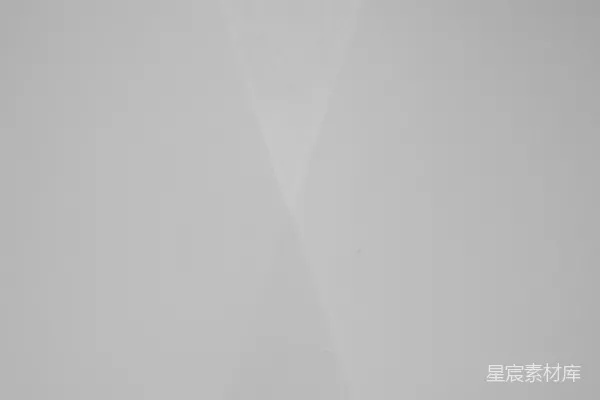 一张黑白照片中的等边三角形