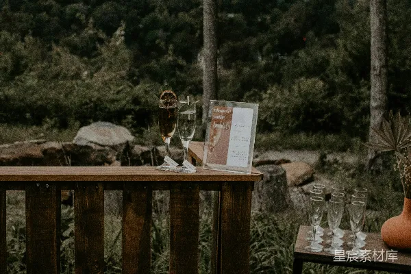 棕色木栅栏上的空酒杯