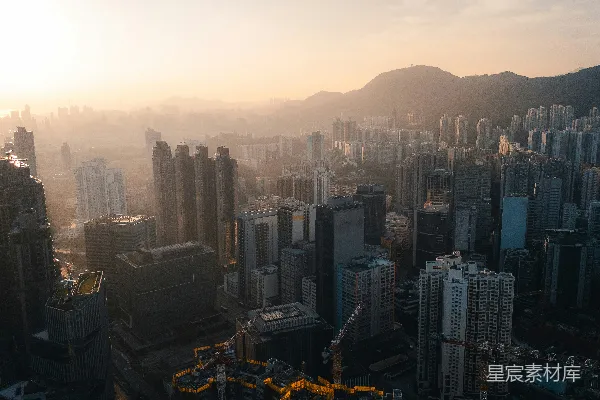 城市景观：日出时分的高楼与山峦。