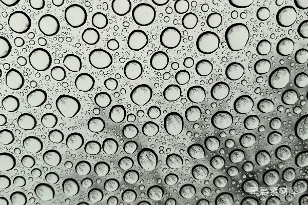 玻璃面板被雨水溅湿