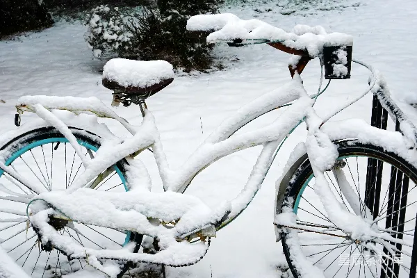 一辆自行车覆盖着新鲜的白雪