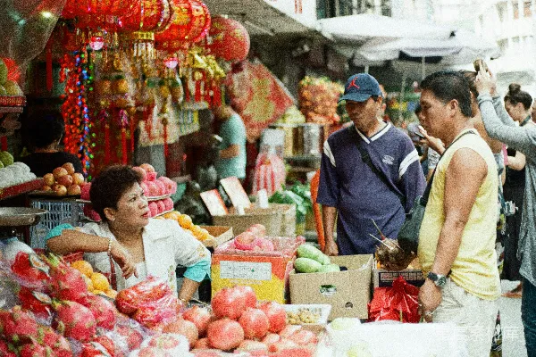 男人站在女人面前