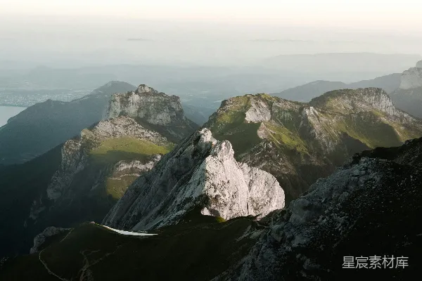 山顶绿色冰冻的山景