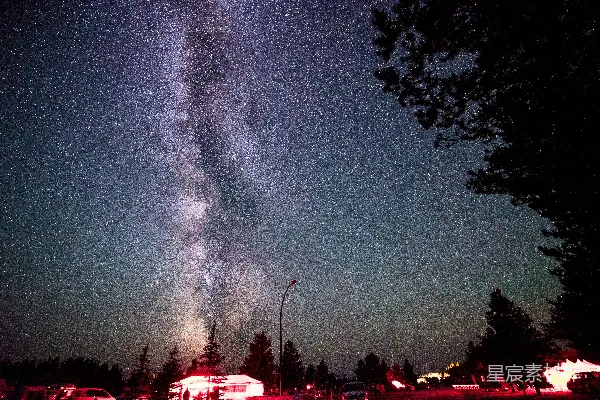 银河在一片黑暗的星空夜空里明亮闪耀。