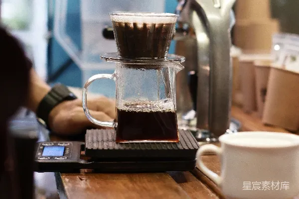 带有咖啡杯的咖啡 Maker 。