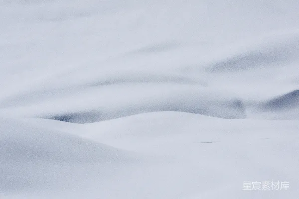 雪堆中弥漫着淡淡的蓝色阴影。