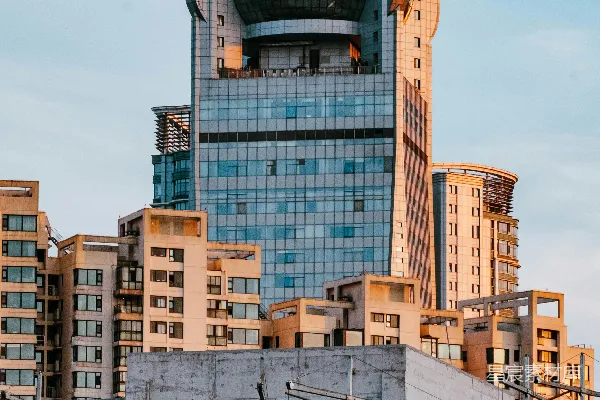 高层建筑顶部为球形外观俯瞰城市施工场地。