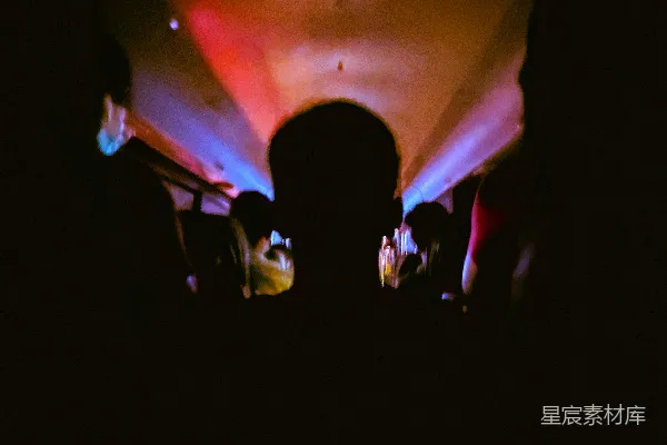 一群人在夜晚乘坐公共汽车。