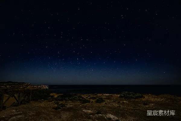 宁静海平线上的星空夜空