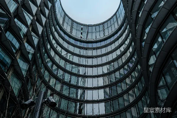 一座有许多窗户的高大建筑物