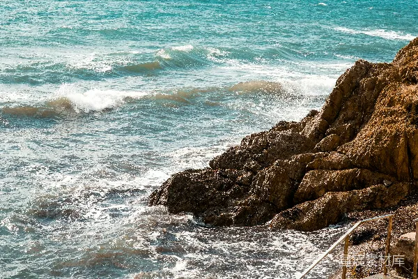 波涛撞击着岩石海岸线。