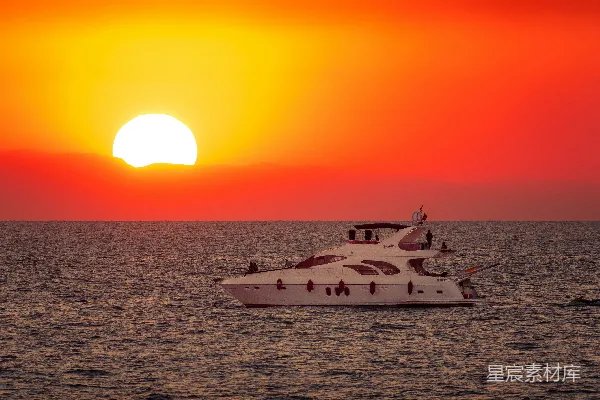 夕阳下的白色游艇在海面上
