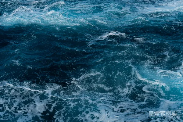深蓝海洋中波涛汹涌，泛起白色的泡沫。